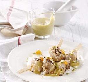 Spring chicken skewers in pistachio cream and apricot confiture (light)