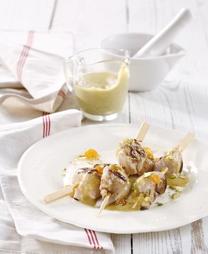 Spring chicken skewers in pistachio cream and apricot confiture (light)