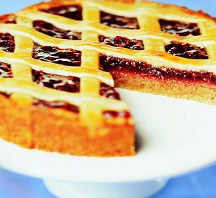 Mixed Berries pie and almond cream